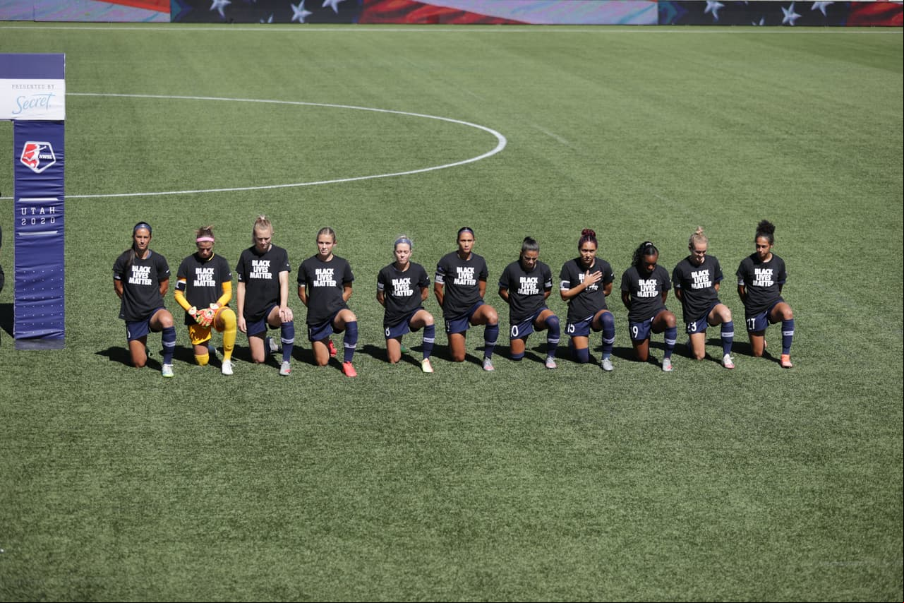 Jugadoras de la NWSL se hincaron en protesta contra el racismo.