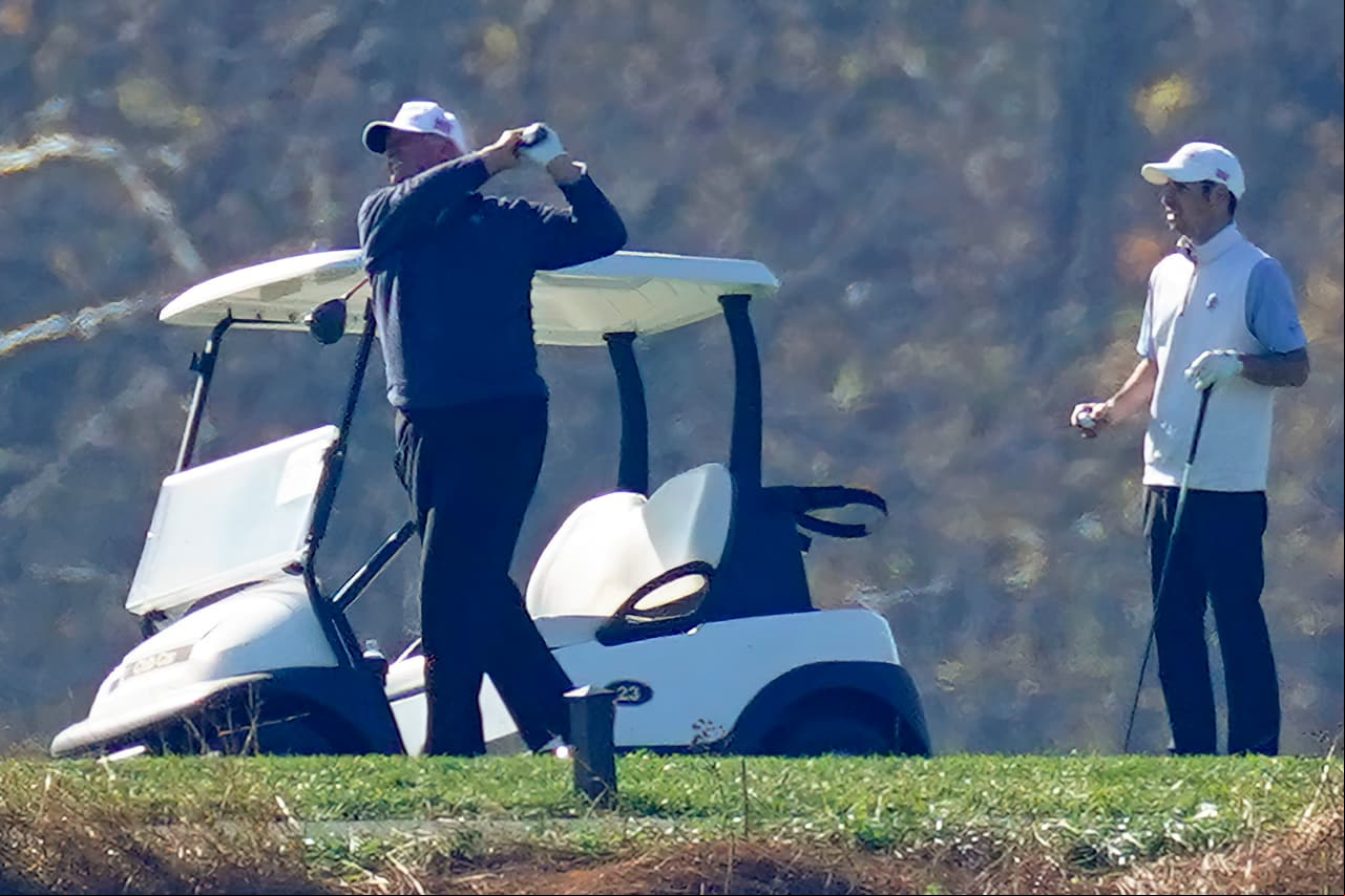 Trump juega golf para relajarse, pues ser mandatario es una pesada tarea.