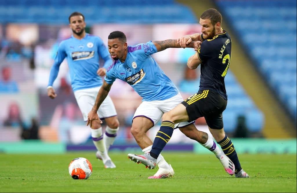 Shkodran Mustafi no logra detener al brasileño Gabriel Jesus que termina sacando un disparo que sale demasiado desviado.
