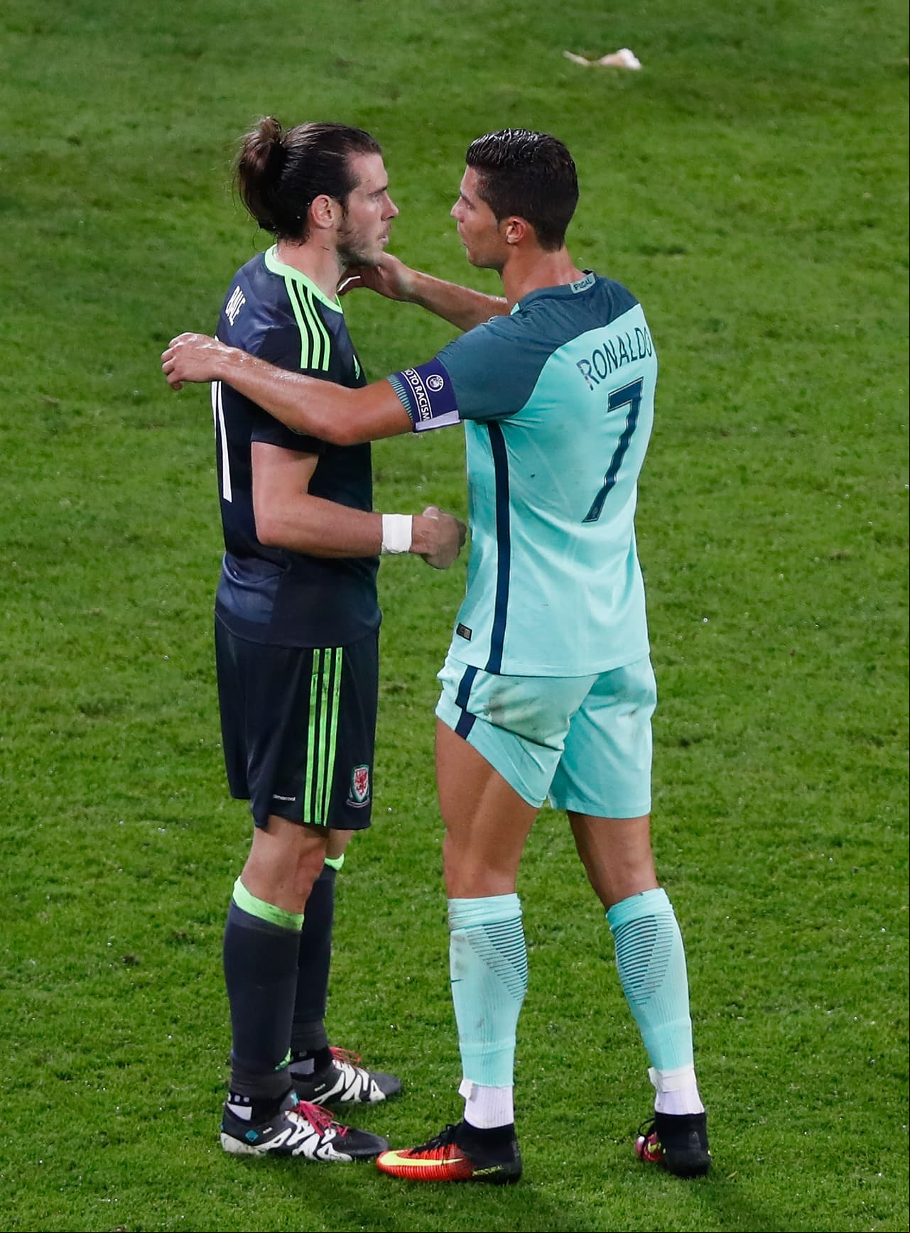 Al final los jugadores de Gales y Portugal se fundieron en un abrazo que consolidó su hermandad.