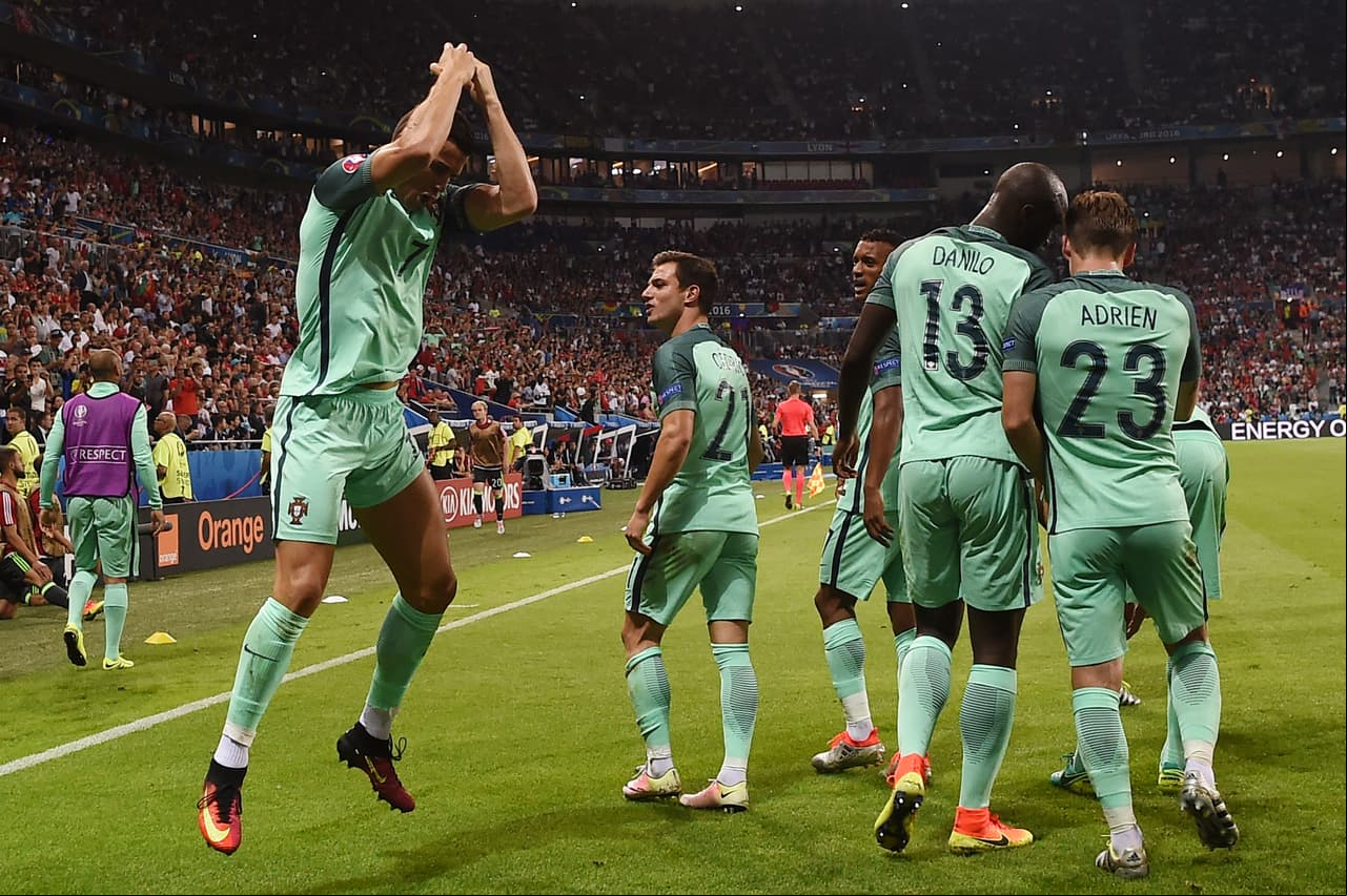 El '7' de Portugal corrió al tiro de esquina para efectuar su tradicional festejo dando un salto y cayendo estirando los brazos.