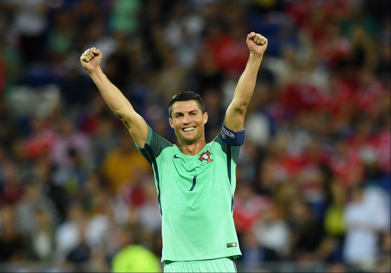 Cristiano Ronaldo levantó los brazos al cielo tras vivir otra noche espectacular en Lyon, donde sigue su idilio en ese campo.