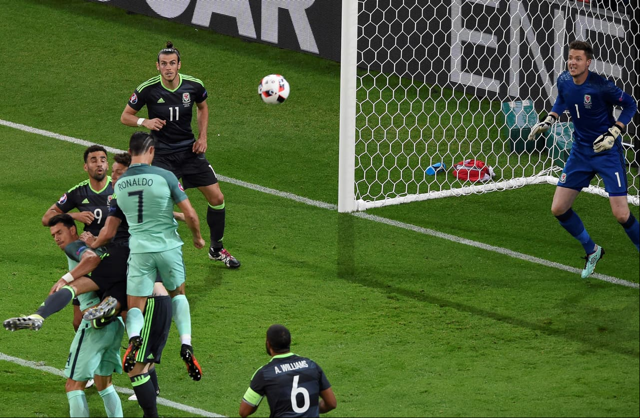 Gareth Bale se quedó cortó con su ubicación a primer poste y fue testigo del magistral cabezazo con el que Cristiano rompió el cero.