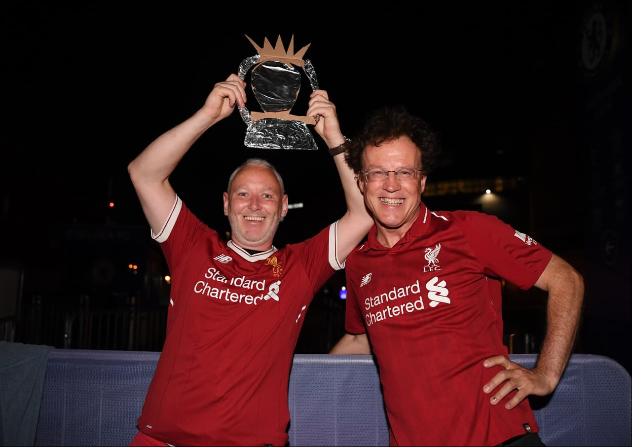 Los aficionados que se posicionaron fuera de Stamford Bridge ya portaban el campeonato de la Premier League.