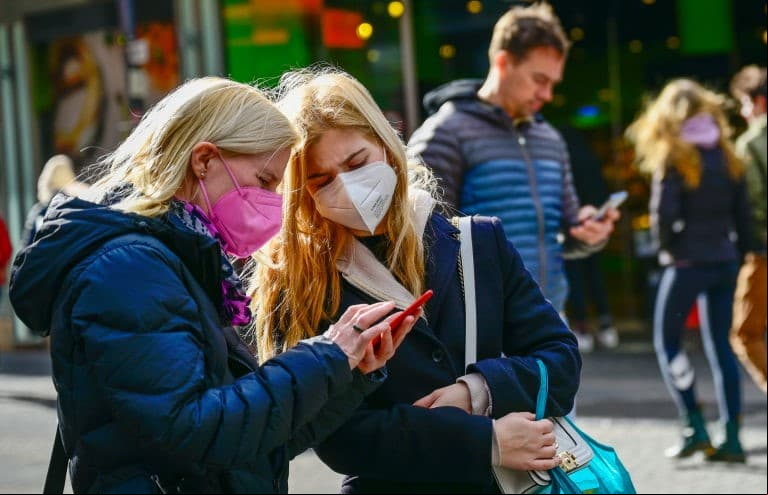 Expertos estiman que el 73% de la población en EEUU es inmune a ómicron: ¿es suficiente para un regreso a la normalidad?