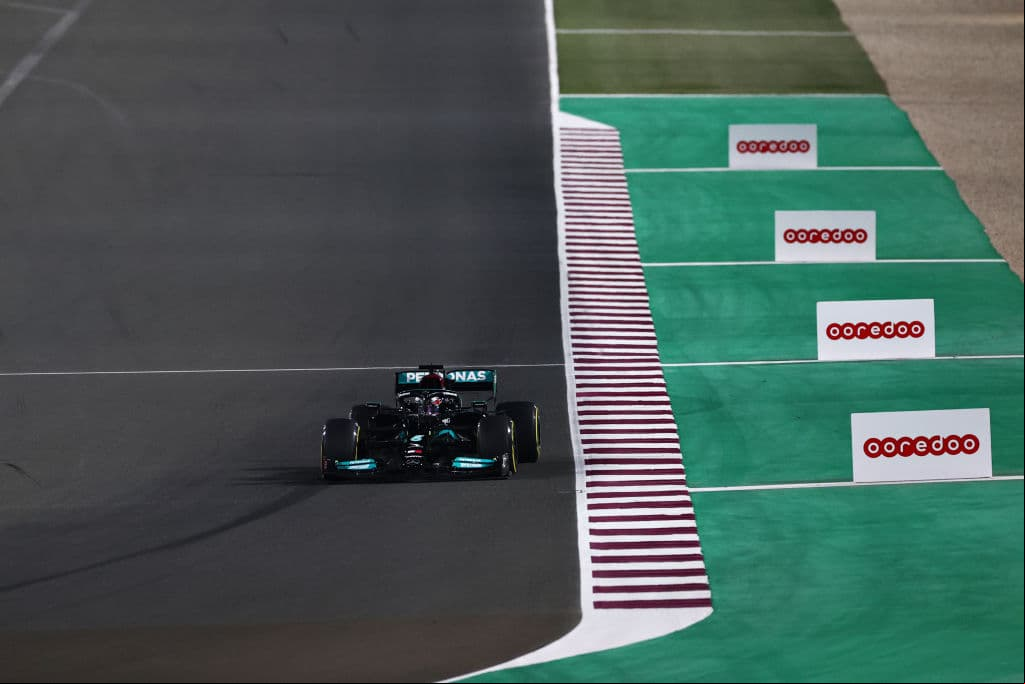 Lewis Hamilton y Mercedes Benz se llevan el Gran Premio de Qatar. El piloto británico logra superarlos y quedarse en la primera posición y por buen tiempo, seguido de Max Verstappen de Red Bull y, en esta ocasión, el español Fernando Alonso le rebató el tercer lugar a Sergio Pérez, quien se vio forzado a hacer doble parada y perder podio.