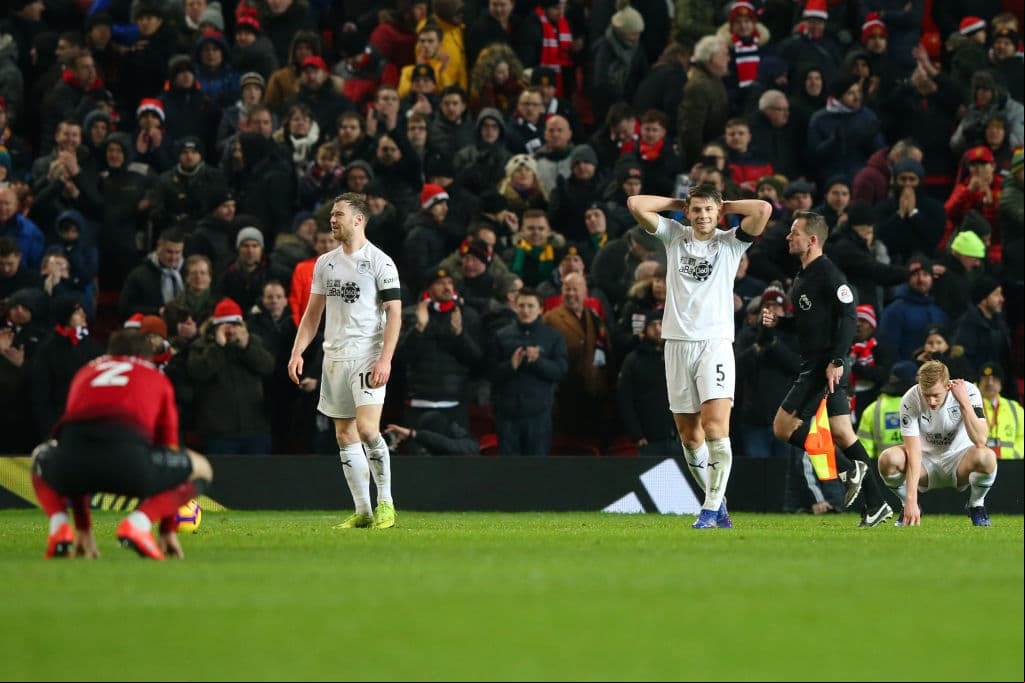 Cuando parecía que el Burnley se escapaba de Old Trafford con una victoria, aventajando 2-0 a los 81 minutos, el Manchester United vino de atrás para igualar 2-2 el encuentro.