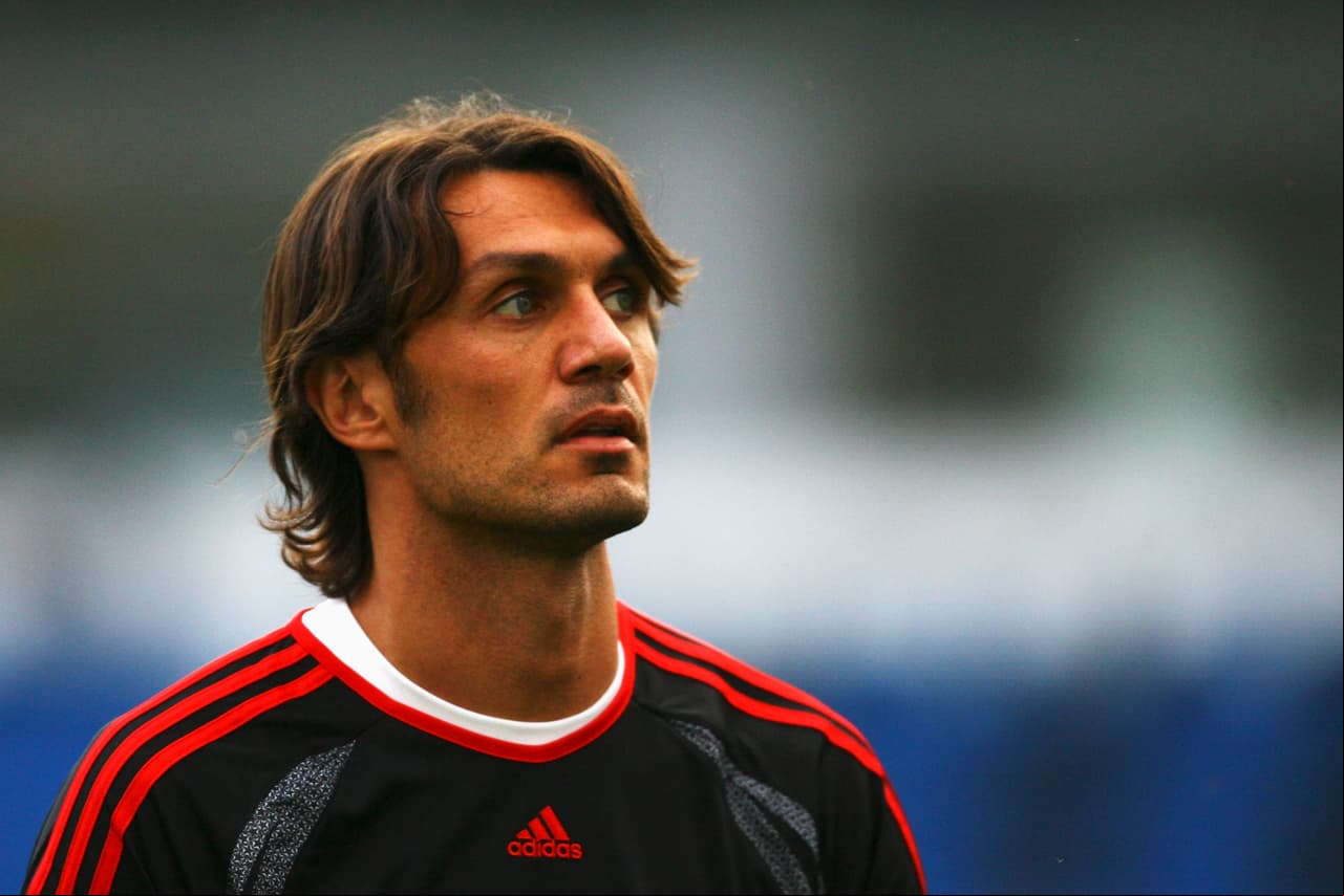Como lateral izquierdo (aunque fue también central), el italiano Paolo Maldini integra este equipo tras 24 temporadas de 1985 hasta 2009 con Milán. Siempre será recordado como 'Il Capitano Rossonero'.