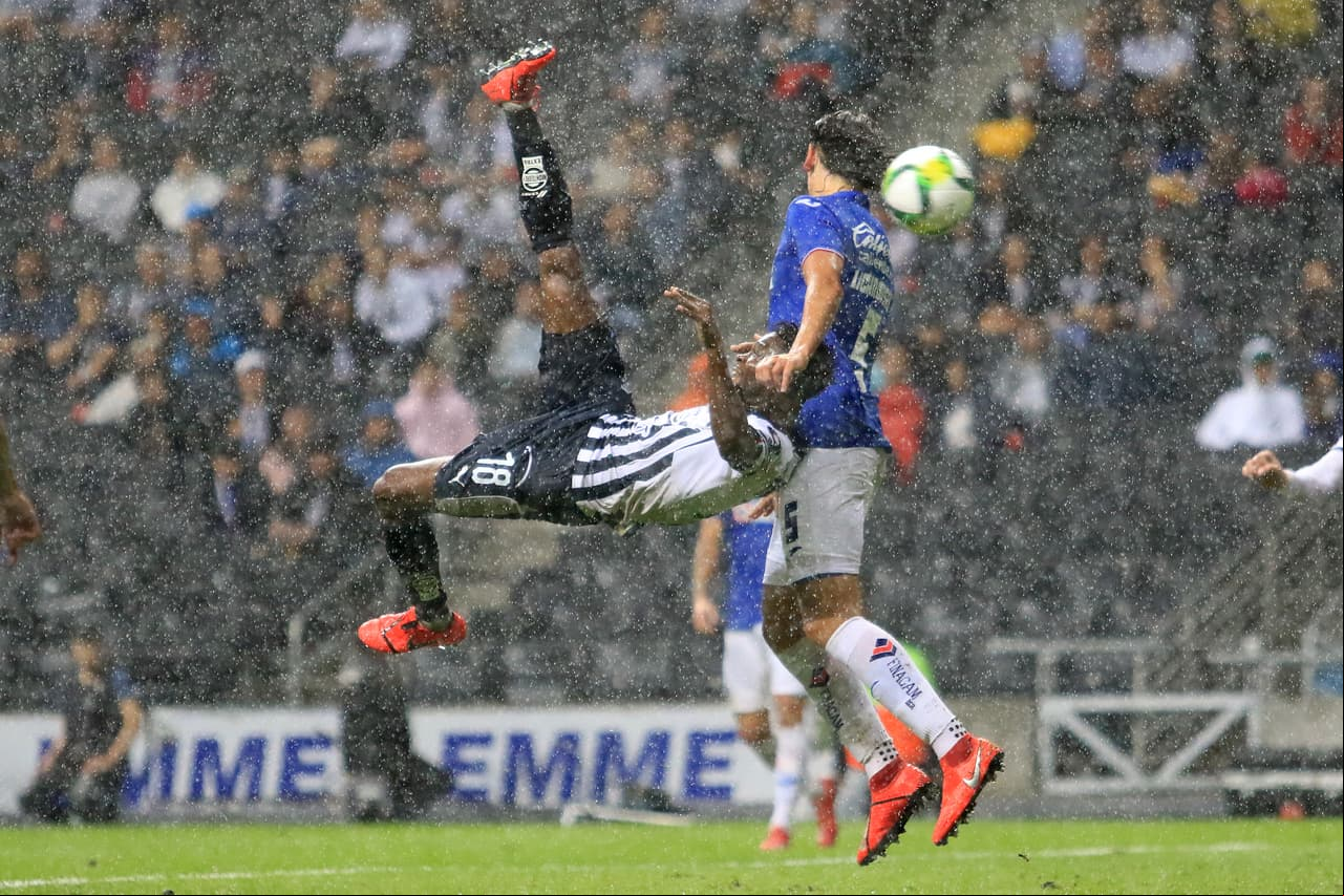 Solo una genialidad pudo romper el cero en el marcador, una genial chilena del colombiano Avilés Hurtado para el 1-0 a favor de Rayados.
