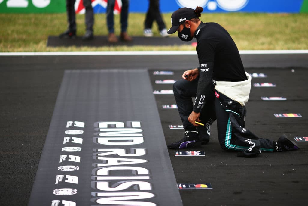 Lewis Hamilton lo hace de nuevo y rompe récord mundial con 92 carreras ganadas en la Formula 1. Se le unen al podio Valtieri Bottas y Max Verstappen. Muy buenas carreras de Charles Leclerc y del mexicano Sergio Pérez, pero la lluvia fue factor importante en este Gran Premio de Portugal.