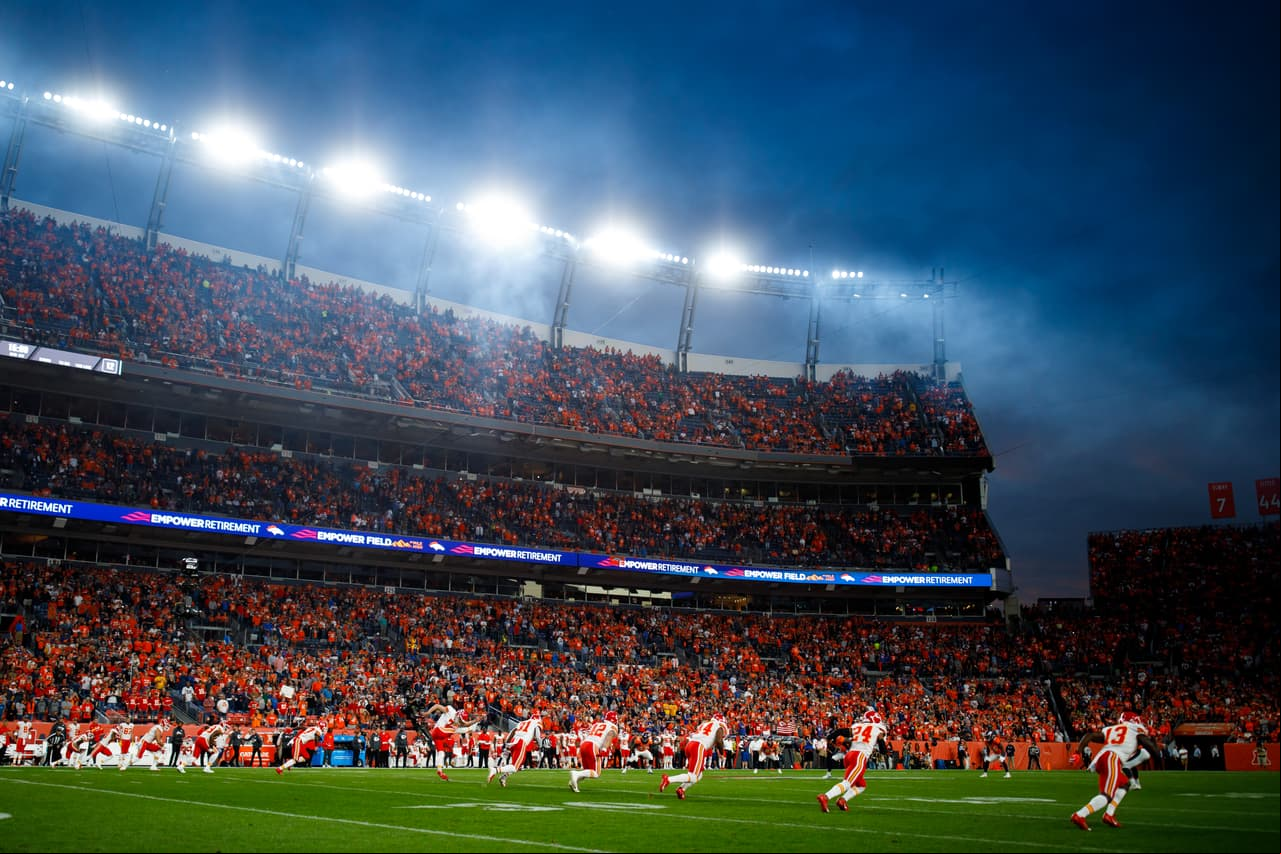 Los Kansas City Chiefs vencen a los Denver Broncos 30-6, pero pierden a Patrick Mahomes por lesión en la rodilla.