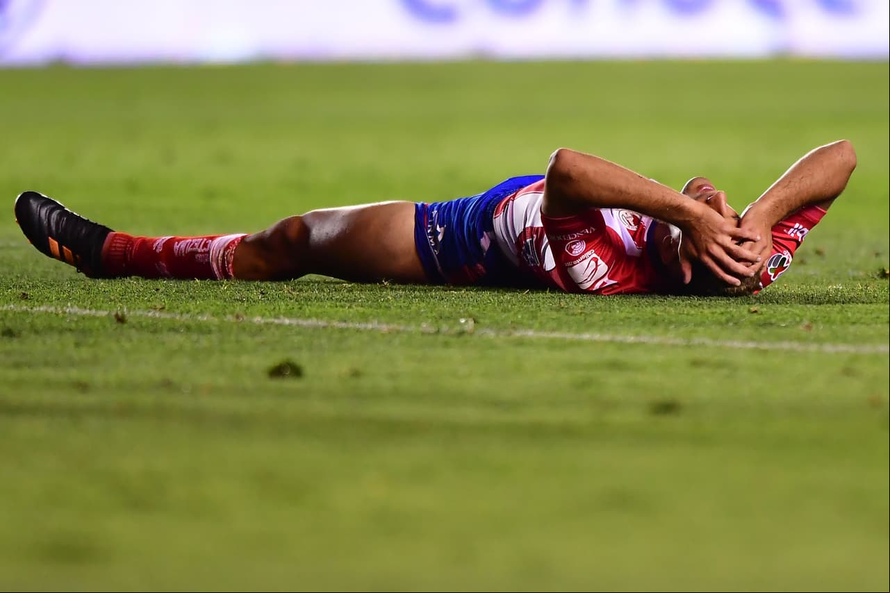Alexis Canelo tuvo la oportunidad de abrir el marcador desde los once pasos apenas rebasados los 70’ de juego, pero el cancerbero escarlata atajó el tiro con poco esfuerzo. Toluca y San Luis llegaron a 18 y 12 unidades, respectivamente. En la J11, San Luis visitará Querétaro y Toluca recibirá al Pachuca.