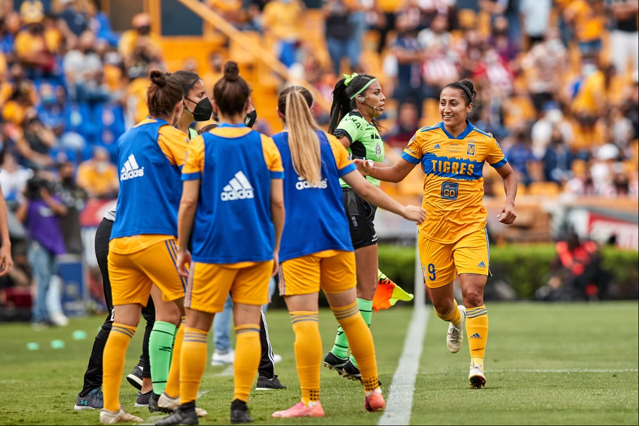 Tigres no dio oportunidad a las Chivas para reaccionar y con un contundente triunfo en la vuelta consiguió el bicampeonato.