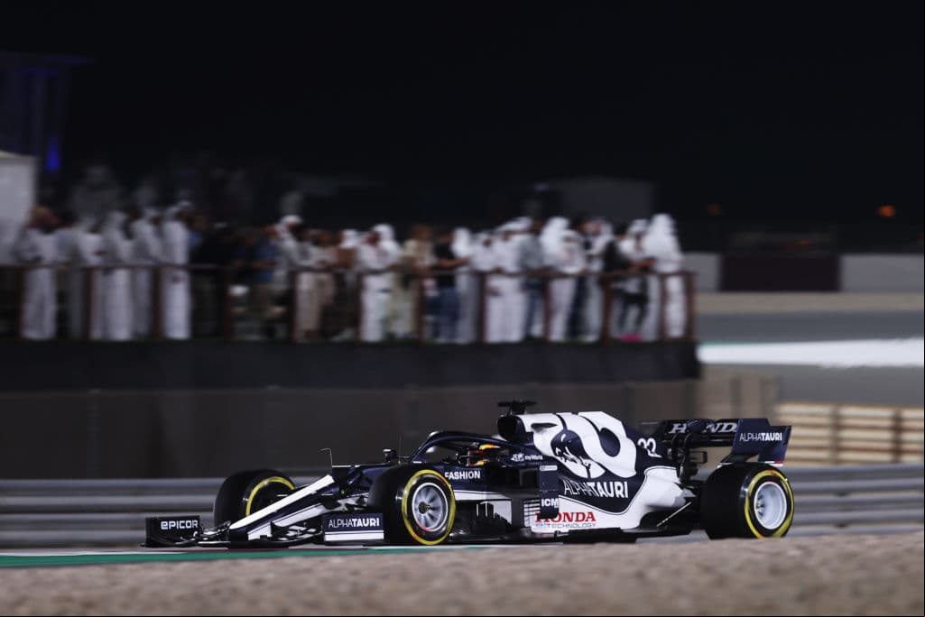 Lewis Hamilton y Mercedes Benz se llevan el Gran Premio de Qatar. El piloto británico logra superarlos y quedarse en la primera posición y por buen tiempo, seguido de Max Verstappen de Red Bull y, en esta ocasión, el español Fernando Alonso le rebató el tercer lugar a Sergio Pérez, quien se vio forzado a hacer doble parada y perder podio.