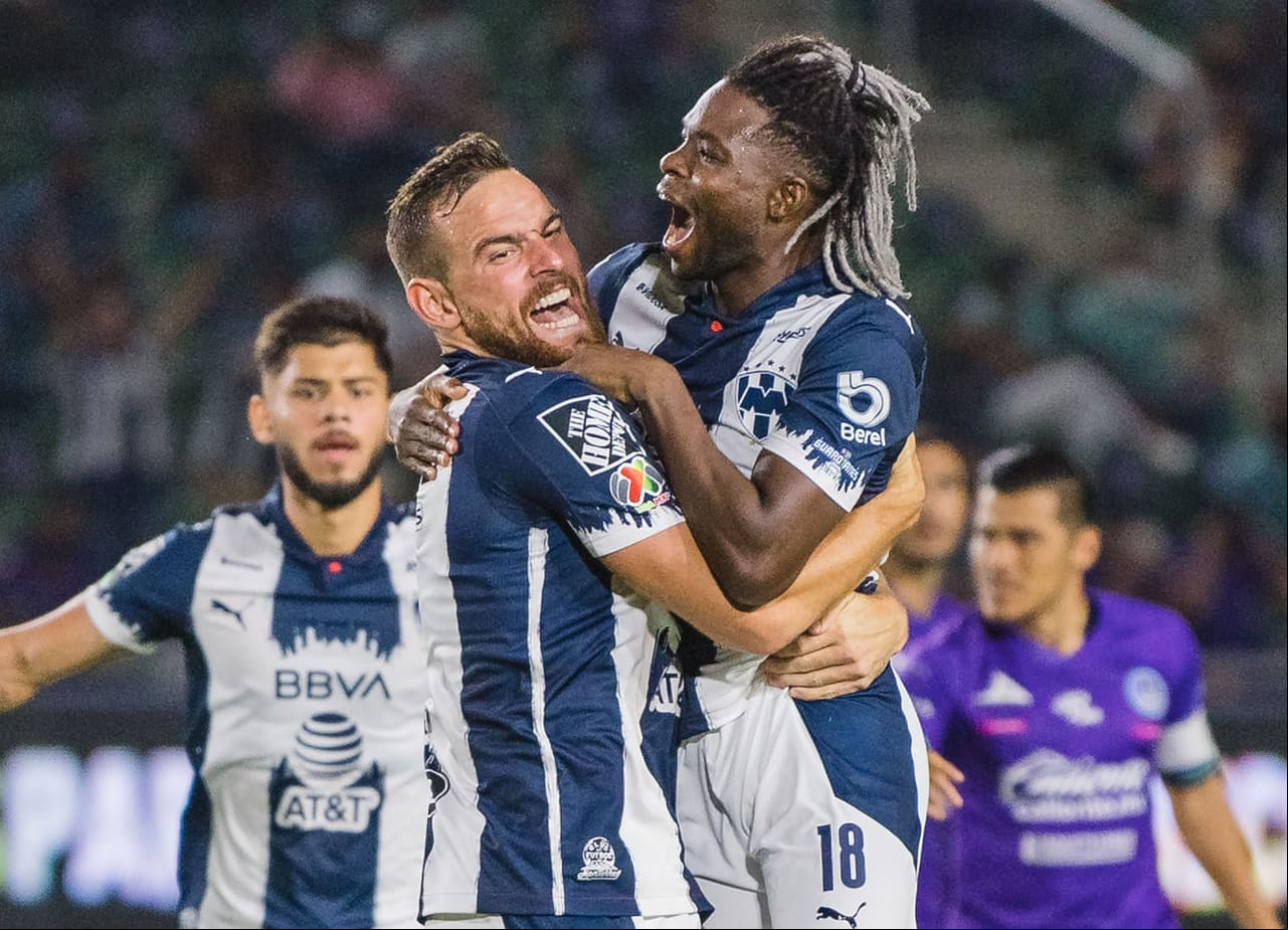 Monterrey hirió al Mazatlán en el Kraken | Rayados, con goles de Hurtado y Sánchez, despachó al cuadro cañonero; Sanvezzo descontó, pero se diluye el sueño del repechaje.