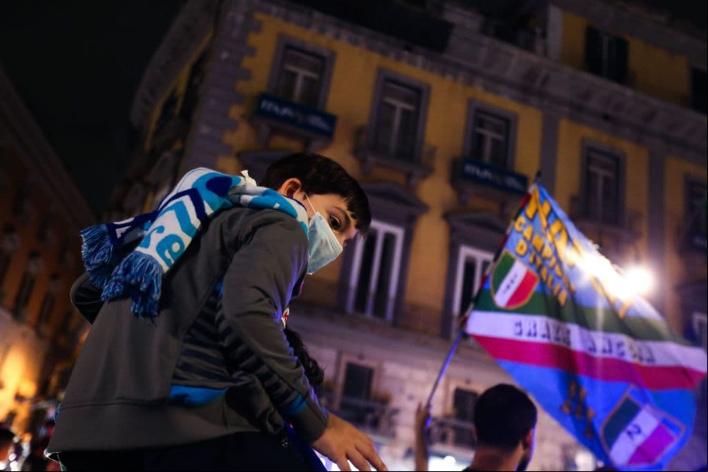 Nada pudo contener la alegria de la afición de Napoli al conseguir un nuevo título del equipo ante Juventus.