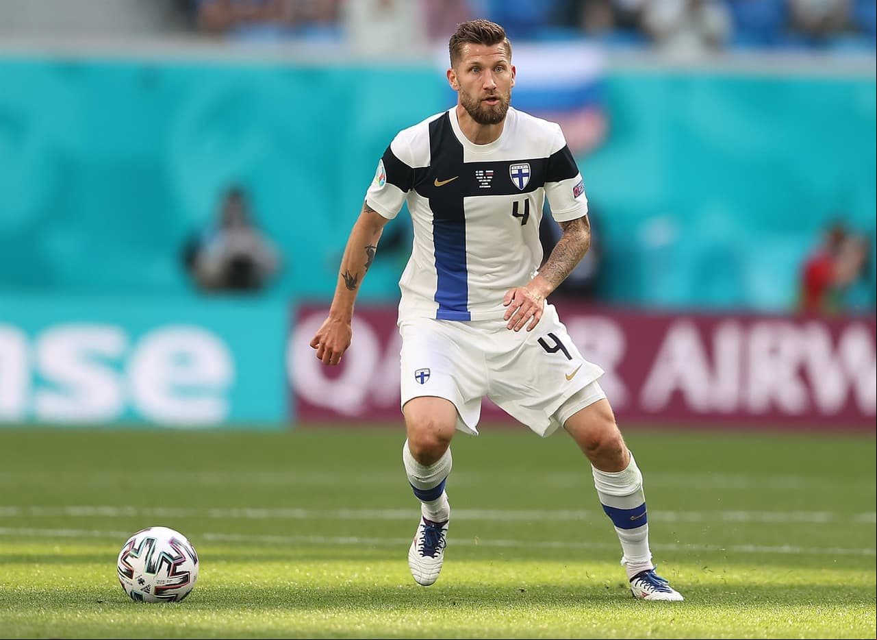 Rusia consigue su primera victoria tras derrotar 1-0 a Finlandia durante la segunda jornada del Grupo B en la Euro 2020. Parecía que los visitantes ponían el primer gol del encuentro pero, tras revisión del VAR, se anulaba la anotación. Ya al filo de la primera mitad, Aleksei Miranchuck anotó el tanto que le dio la victoria a los rusos en San Petersburgo.