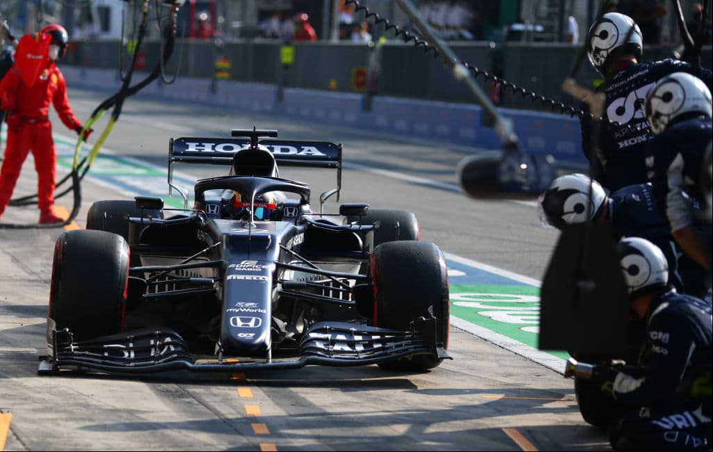 El neerlandés Max Vesrtappen de la escudería Red Bull y líder del Mundial de Fórmula 1, arrebató este sábado la 'pole' al británico Lewis Hamilton en la clasificación esprint del Gran Premio de Monza. En tanto el mexicano Sergio Pérez saldrá en la novena posición.