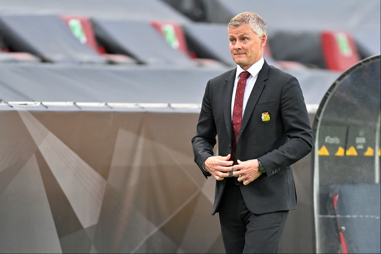 Maguire del United da tiro libre por falta sobre Diego Carlos de Sevilla.