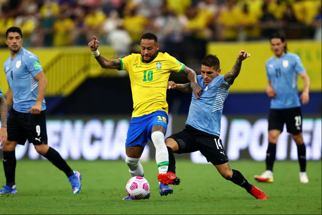 Neymar brilla en Brasil y con un gol y dos asistencias lleva de la mano a la verde amarella para vencer 4-1 a Uruguay.