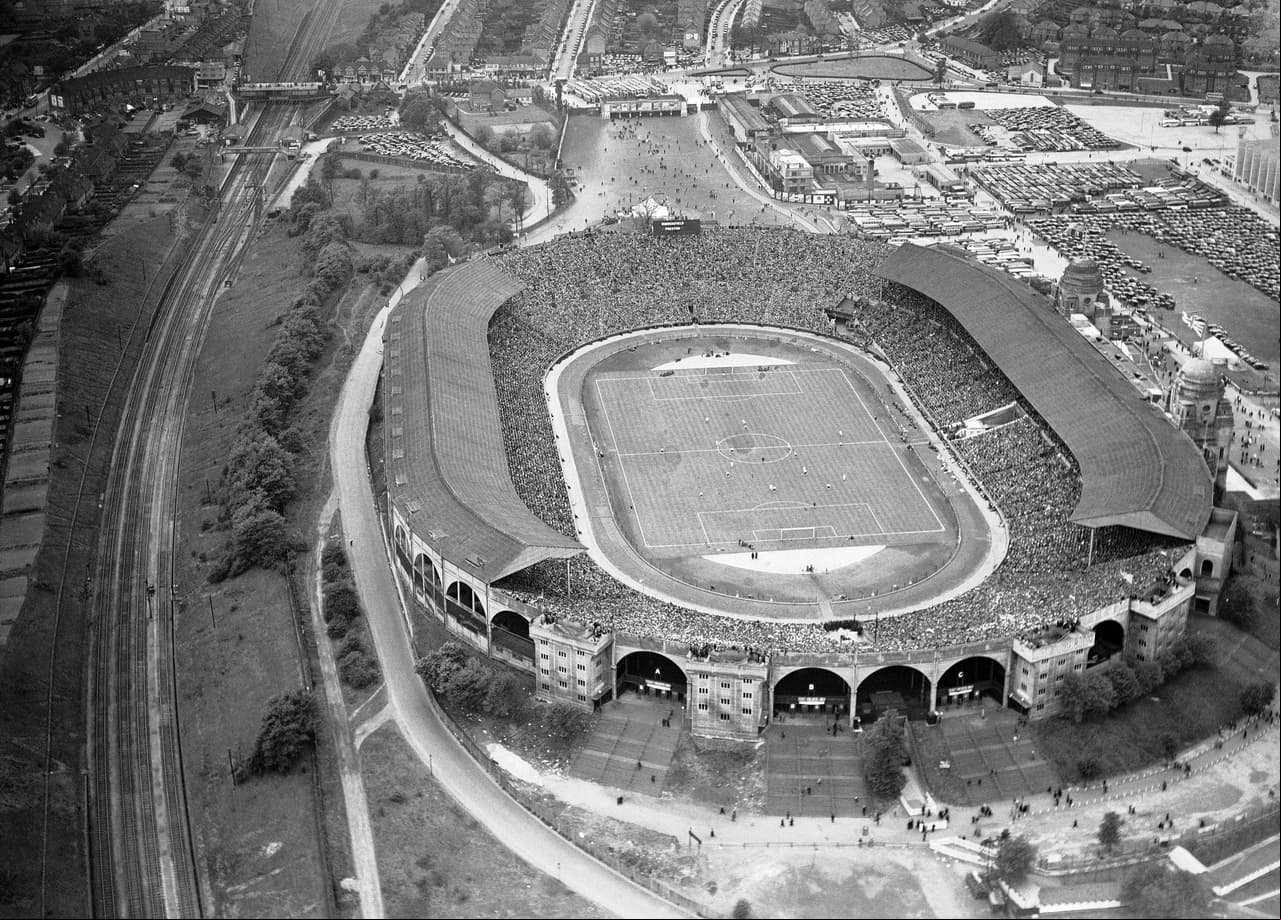 El ‘Viejo Wembley’, en su partido inaugural, recibió a poco más de 126 mil espectadores. Se jugó la final de la FA Cup entre Bolton Wanderers y West Ham United el 28 de abril de 1923. La impresionante obra arquitectónica de Simpson, Aryton y Williams, fue rebasada en su capacidad por 30 mil aficionados.