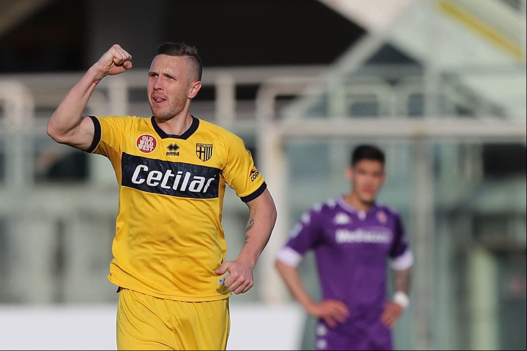 Fiorentina y Parma repartieron puntos en la Serie A con un marcador de 3-3. Los goles por parte de la 'Fiore' fueron a cargo de Lucas Martínez, Nikola Milenkovic y Simone Iacoponi en el 90+4'. Por parte de los 'Crociati', Juraj Kucka, Jasmin Kurtik y Valentin Mihaila fueron los autores de los goles.