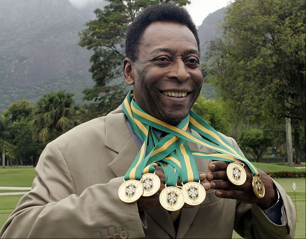 Pelé es considerado como el hombre que cambió la historia del futbol luego de conseguir tres Copas del Mundo con Brasil.
<br>