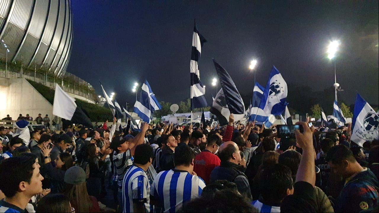 La afición de Rayados muestra confianza en su equipo y llega al Estadio con banderas, cánticos y bengalas.