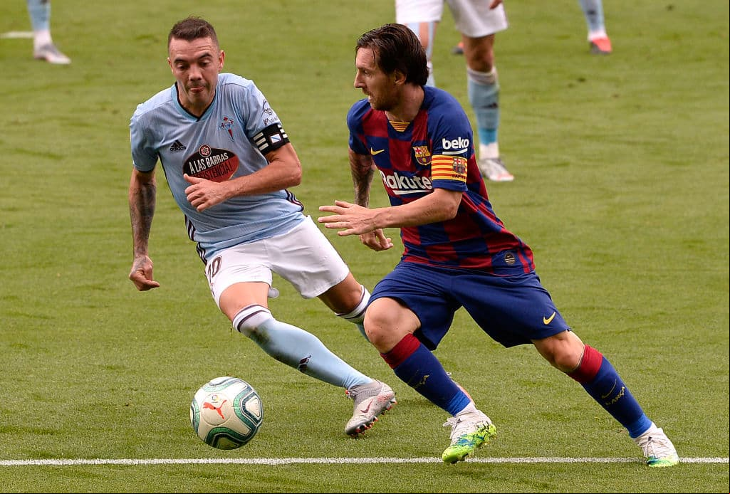 Lionel Messi recibe su primer balón del partido, e inmediatamente comeinza el peligero del Braceona en el terreno de juego del Celta.
