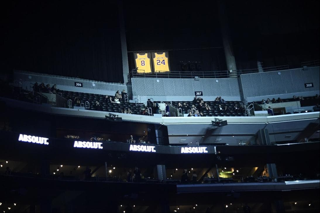 Al culminar, fueron iluminadas las camisetas con 
<b>los números que Kobe Bryant retiró</b>.