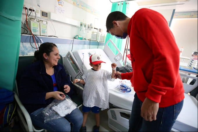 Amaury Vergara encabezó la visita de Chivas a los niños del Hospital Civil, en Guadalajara, durante el Día Internacional del Voluntariado