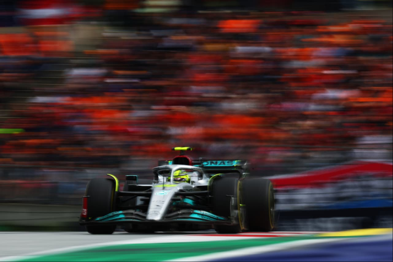 Charles Leclerc conquistó el GP de Austria por delante de Max Verstappen y Lewis Hamilton, en una carrera donde el mexicano Checo Pérez abandonó varias vueltas después de un roce que tuvo con George Russel, quien fue sancionado, y en la que Carlos Sainz también abandonó por una falla en el motor.