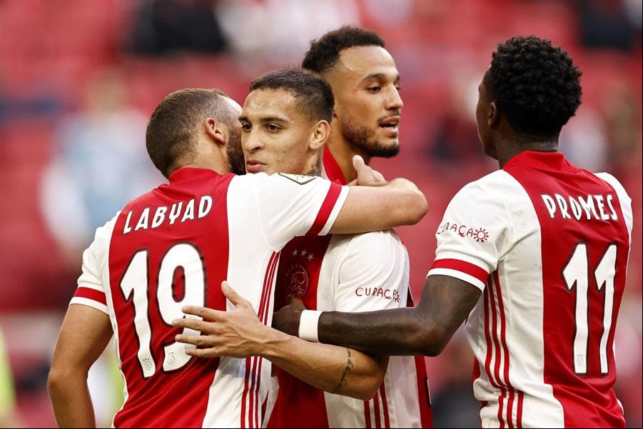 Los de Erik ten Hag golearon al Waalwijk en la segunda fecha de la Eredivisie. Los goles cayeron por parte de Dusan Tadic, Zakaria Labyad y Lisandro Martínez. El mexicano Edson Álvarez jugó durante todo el encuentro.