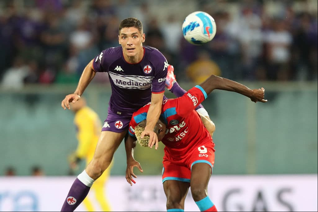 Napoli supera a la Fiorentina 2-1 en su visita a Florencia. Lucas Martínez ponía arriba a los locales al minuto 28, pero el mexicano Hirving Lozano empataba el partido y su compañero Amir Rrahmani cerró el triunfo para la 'Azzurra' en la J7 de la Serie A.
