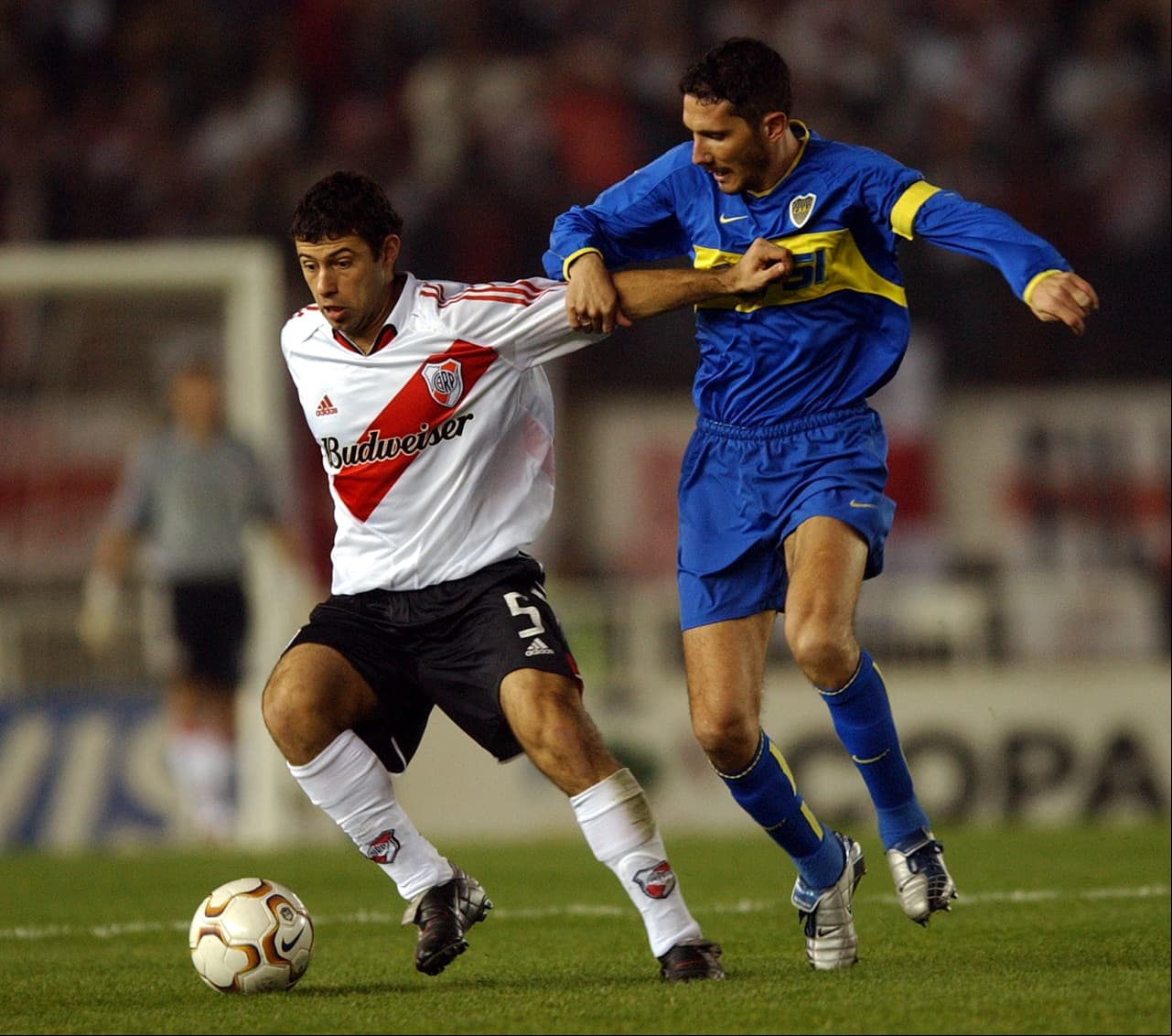 El gran talento que tenia desde joven lo llevó a las fuerzas básicas del River Plate donde se mantuvo de 2003-2005.
<br>