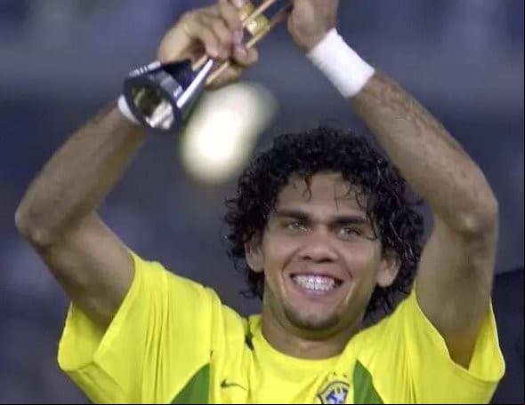 Con Brasil ganó el Mundial Sub-20 en 2003 que se disputó en los Emiratos Árabes Unidos.