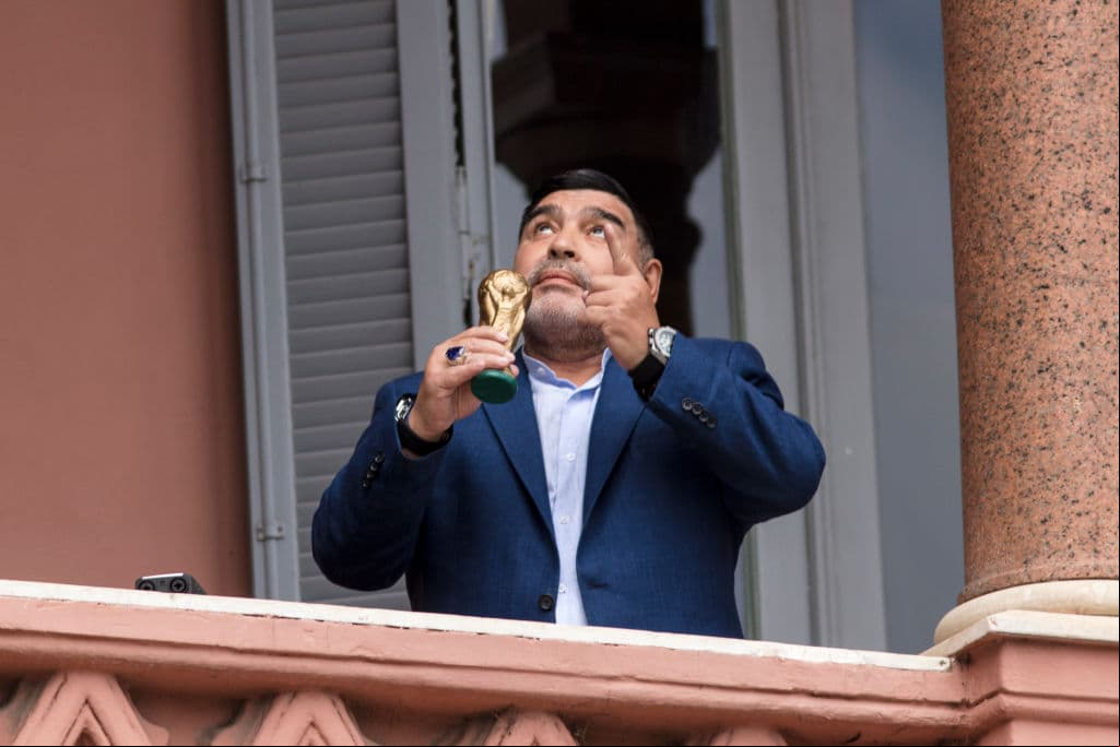 Ofreciendo al cielo una réplica del trofeo de la Copa Mundial de la FIFA en la Casa Rosada en 2019.