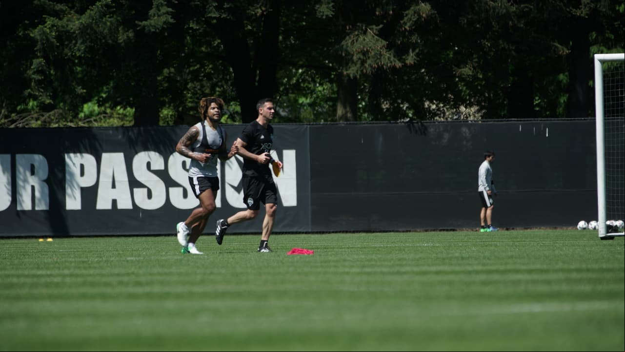 Román no para, partido o entrenamiento, es una locomotora.