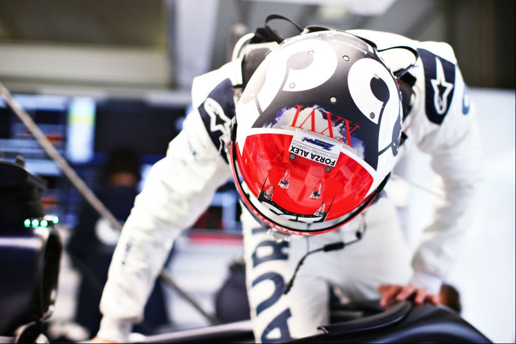 Lewis Hamilton lo hace de nuevo y rompe récord mundial con 92 carreras ganadas en la Formula 1. Se le unen al podio Valtieri Bottas y Max Verstappen. Muy buenas carreras de Charles Leclerc y del mexicano Sergio Pérez, pero la lluvia fue factor importante en este Gran Premio de Portugal.