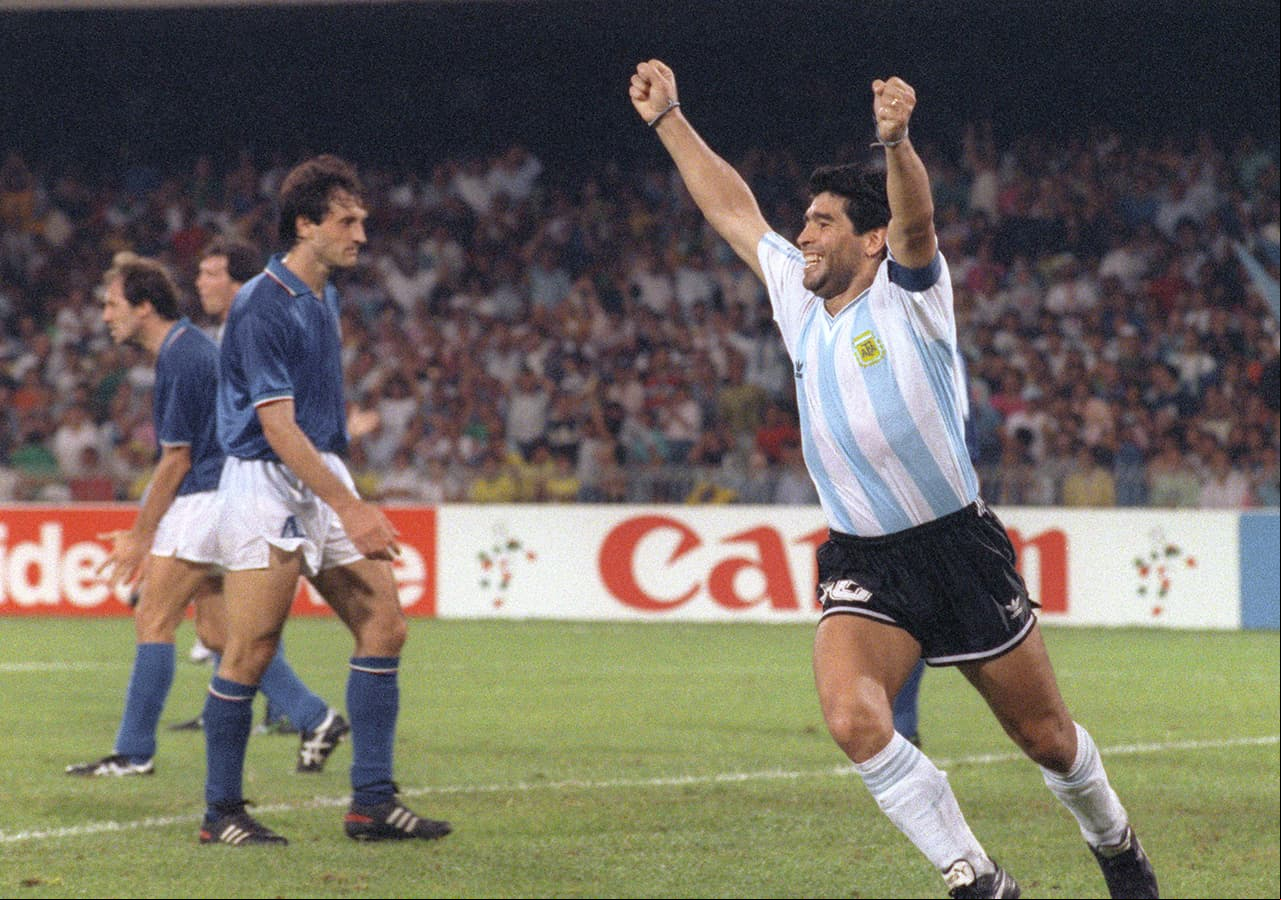 Maradona, afectado por una lesión, volvió a ser el eje de Argentina en Italia-90. Sin el mismo brillo de México-86, el equipo llegó a la final, donde cayó 1-0 contra Alemania y le tocaría conformarse con el subcampeonato.