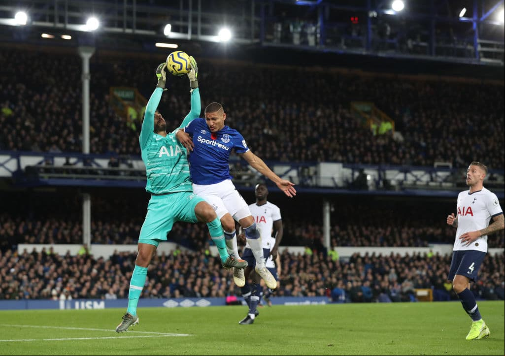 Paulo Gazzaniga se queda con el centro que no logra rematar Richarlison.