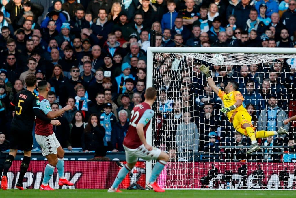 Cabezazo al travesaño y se van las esperanzas del Aston Villa en el último suspiro del encuentro que coronará al City por segunda ocasión consecutiva.