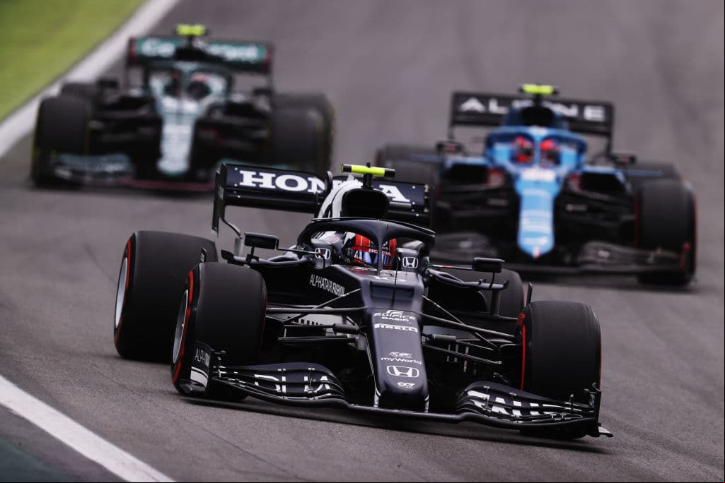 El mexicano Sergio Pérez saldrá desde el cuarto sitio en el Gran Premio de Brasil tras finalizar en dicha posición en el Sprint llevado a cabo este sábado, en el cual Lewis Hamilton se llevó los reflectores tras remontar desde el lugar 20 y terminar en el quinto sitio debajo de tan solo del mexicano.