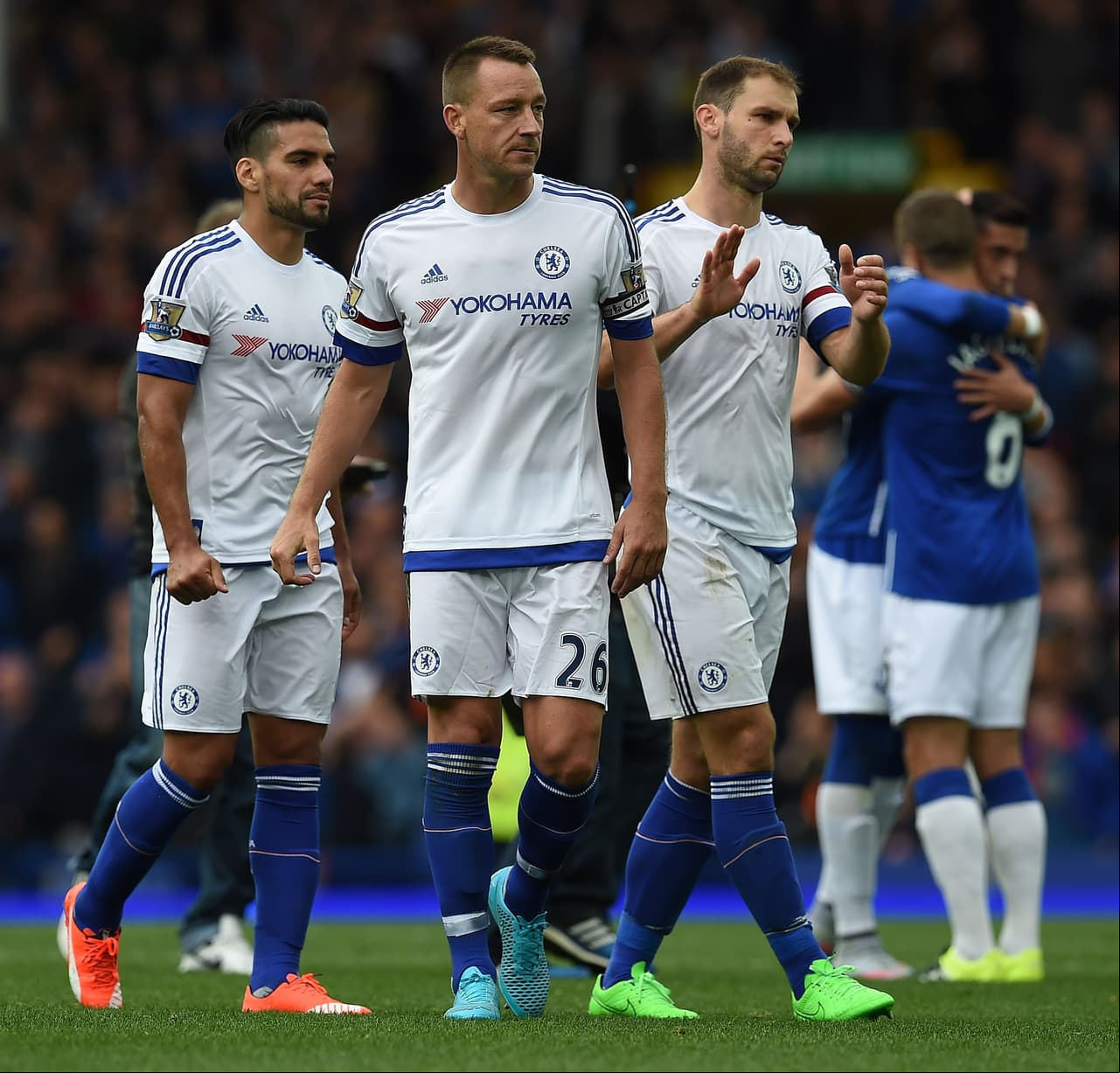 Los jugadores del Chelsea lamentan la derrota ante Everton.