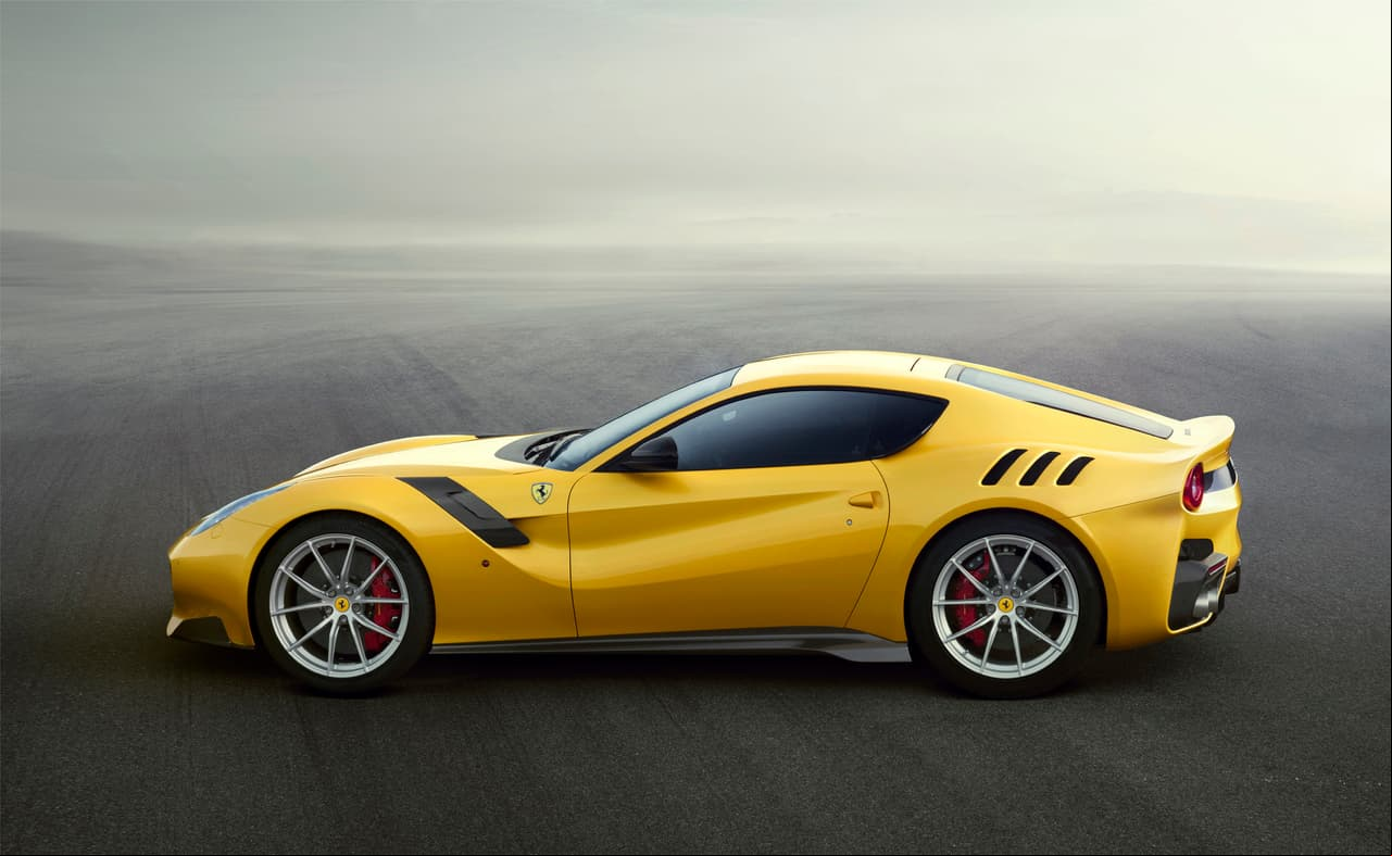 No se trata de un 
<b><a href="https://www.univision.com/temas/ferrari" target="_blank">Ferrari </a></b>cualquiera. El 
<b><a href="https://www.univision.com/noticias/ferrari/ferrari-nos-sorprende-con-el-contundente-f12-tdf" target="_blank">F12 Tdf</a></b>, es una versión del 
<b>F12 Berlinetta</b> anunciada en octubre de 2015, de la cual se producirán solo 799 unidades. Está equipado con un motor
<b> V12 de 6.3 litros</b>, generador de 
<b>769 caballos de fuerza y 520 lbs-pie de torque</b>, que hace que el TdF sea capaz de acelerar de
<b> 0 a 60 mph en 2.9 segundos</b> gracias a su poco peso. La transmisión es automática de siete velocidades. En la cabina se aprecia el uso de materiales como fibra de carbón y alcántara en los asientos. Su precio arranca en los 
<b>500 mil dólares</b>.