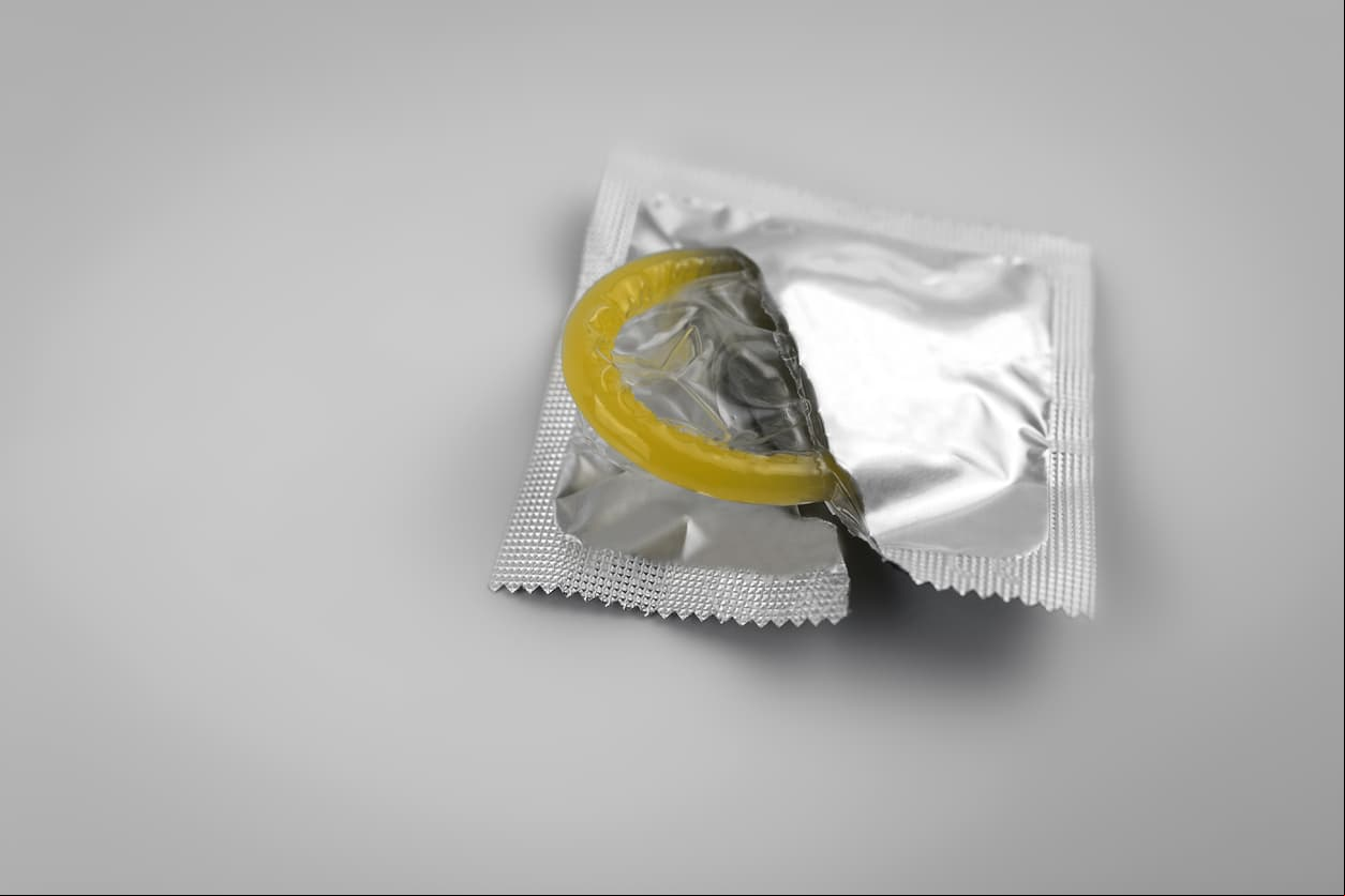 Trabajadoras sexuales lavan y reutilizan condones ante la escasez de preservativos 