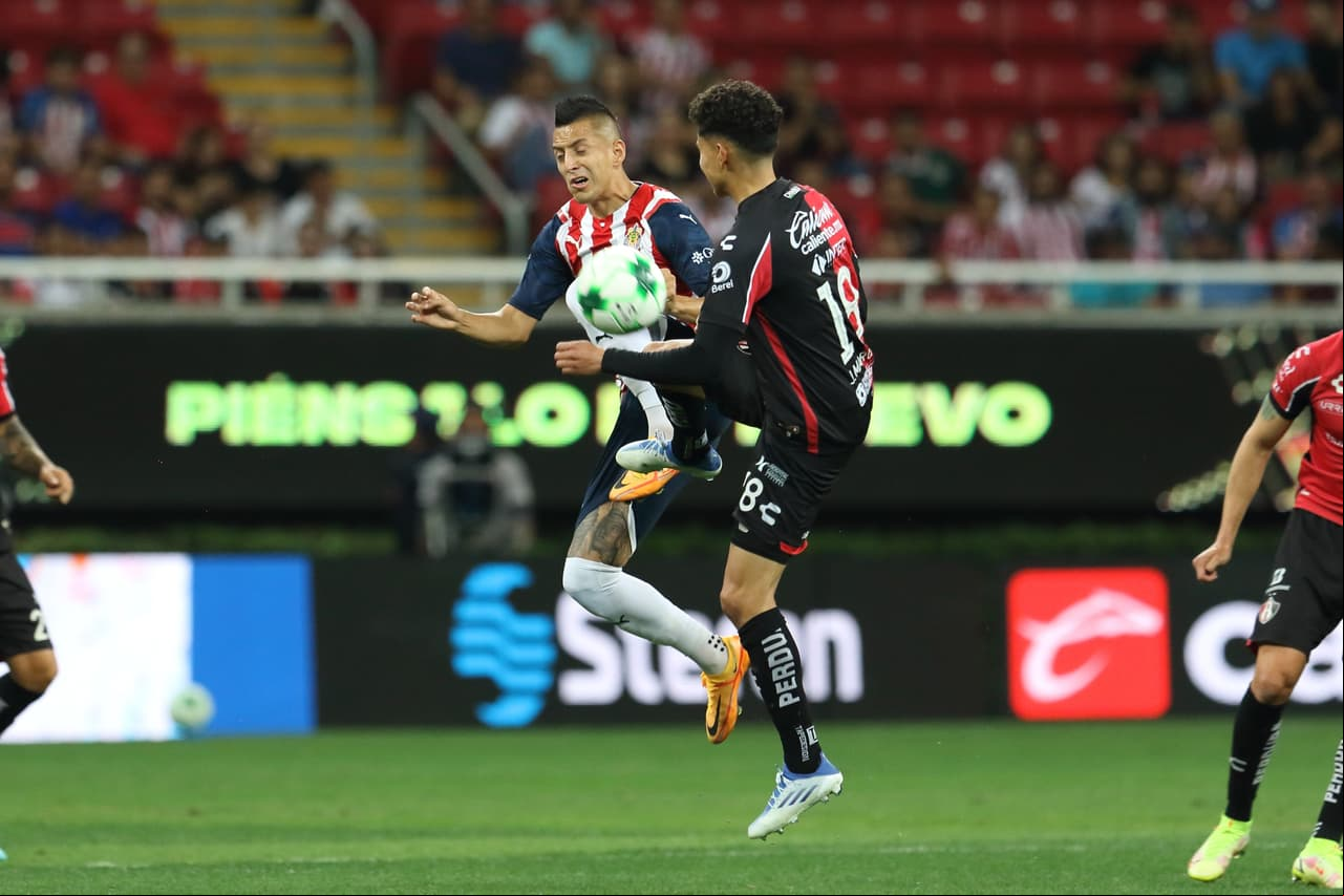 Un primer tiempo bipolar que durante 30 minutos no presentó emociones cambió radicalmente al 28' con el 0-1 de Jeremy Márquez y al 44' con su doblete para silenciar el estadio de Chivas, que lucían perdidas y sin ideas.