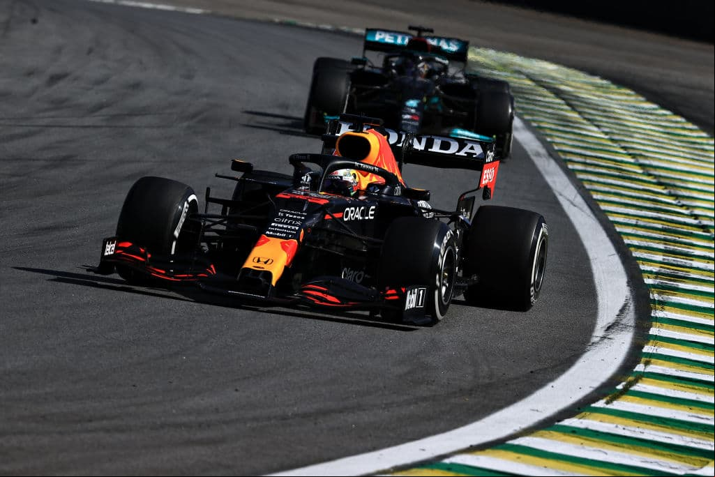 Lewis Hamilton se lleva el Gran Premio de Brasil de la Formula 1, dejando a Max Verstappen en segunda posición y Valtteri Bottas en tercero, logrando el 1-2 para Mercedes Benz; el piloto mexicano Sergio Pérez quedó en cuarta posición.