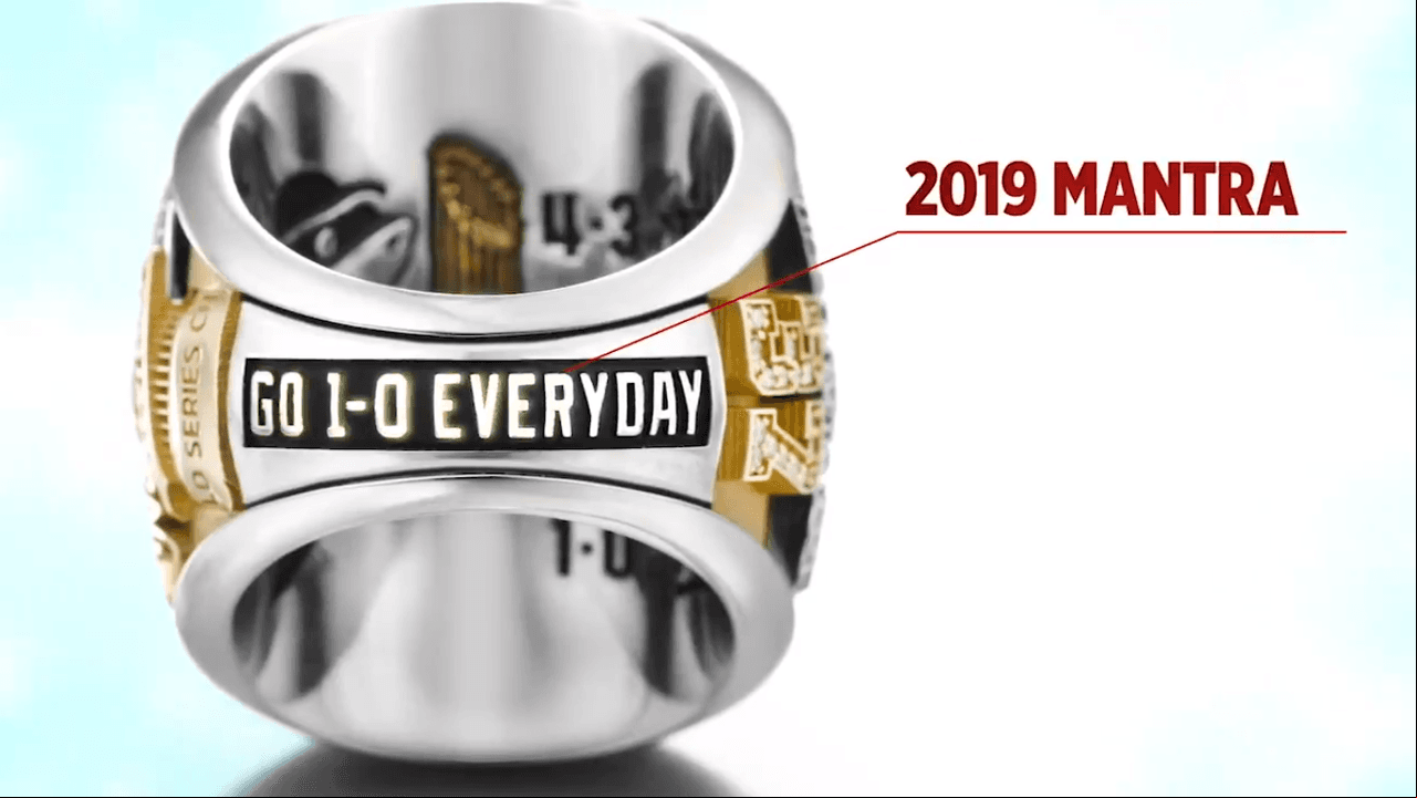 Lo más llamativo de esta parte del anillo es la leyenda 'Go 1-0 everyday', es decir, lo que fue el mantra del equipo de "Aventaja 1-0 Cada Día".