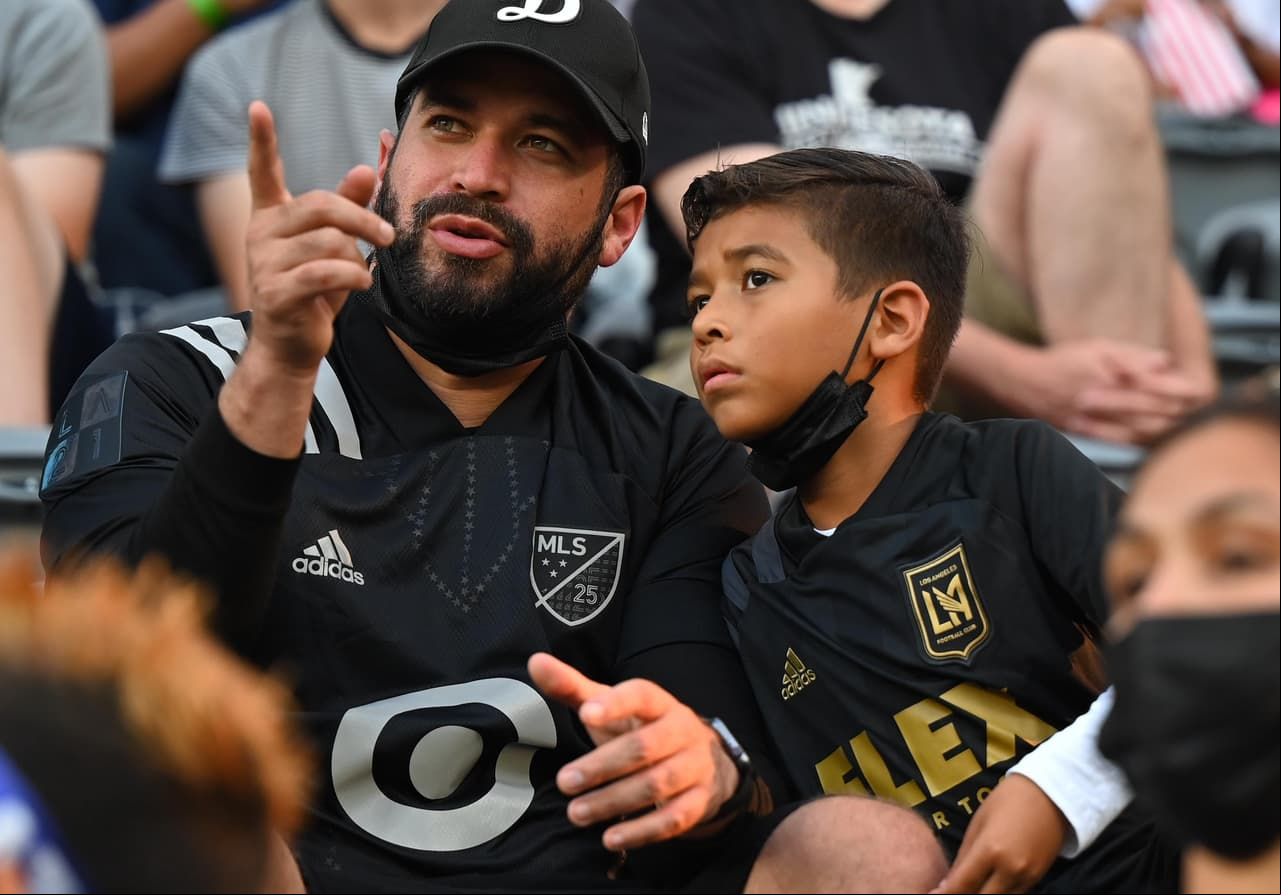 Padres e hijos disfrutando una noche de fantasía futbolística.
<br>